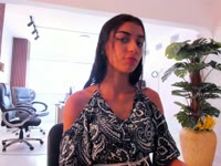 Soy una mezcla curiosa: introvertida por naturaleza, pero con una energía que conecta fácil cuando me siento en confianza. Me gusta observar, sentir el ambiente y luego sorprender. Para quienes me conocen, soy cercana, auténtica y con un carisma tranquilo que no necesita gritar para destacar.Mi cuerpo skinny acompaña una actitud elegante y libre; me gusta experimentar, probar cosas nuevas y salir de lo común, tanto en lo creativo como en lo personal. No sigo moldes: prefiero descubrirlos y romperlos a mi manera.