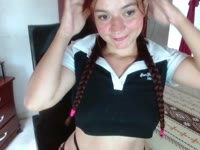 Soy una chica inocente  que irradia pureza y frescura en mi mirada y en mi sonrisa. Siempre  reflejo curiosidad y asombro ante el mundo que me rodea. Mis  ojos brillan por ti con una luz interior deseo y placer.