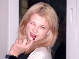 topless camgirl DaisySponholz