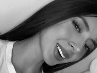 topless camgirl CamilaLorns