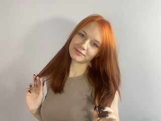camslut fingering shaved pussy DorindaPeret