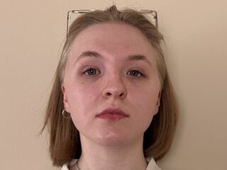 naughty camgirl fingering shaved pussy HienRosse