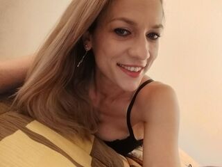 topless camgirl IsaaBella