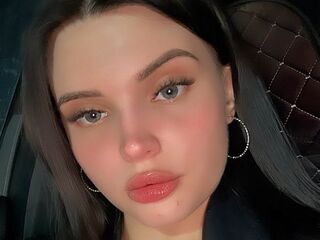 naughty cam girl fingering shaved pussy JessWebsster