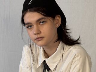 fingering girl chatroom LeannMolineaux