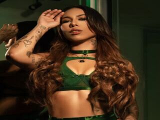 naked cam chatroom LilyHarpers