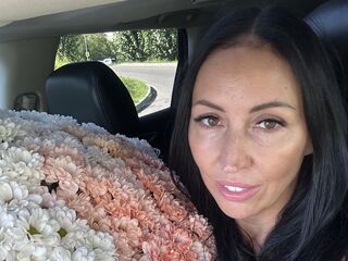 camwhore fingering shaved pussy LipaWild