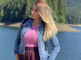 cam girl playing with vibrator LovelyMaia