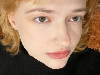 girl showing tits LunaBeans