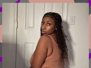 naked camgirl masturbating with vibrator MadamGlam