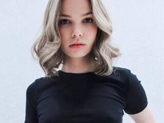 camslut showing tits MarielMessina