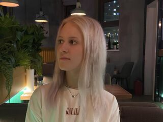 cam girl playing with vibrator MelissaOushens