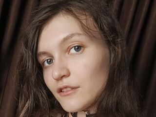 camslut fingering shaved pussy MillieStrife