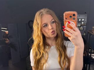 girl fingering shaved pussy TainaSaffo