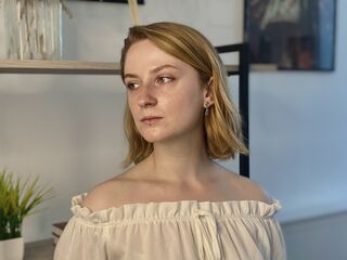 camgirl masturbating with sex toy TamekaHemrich